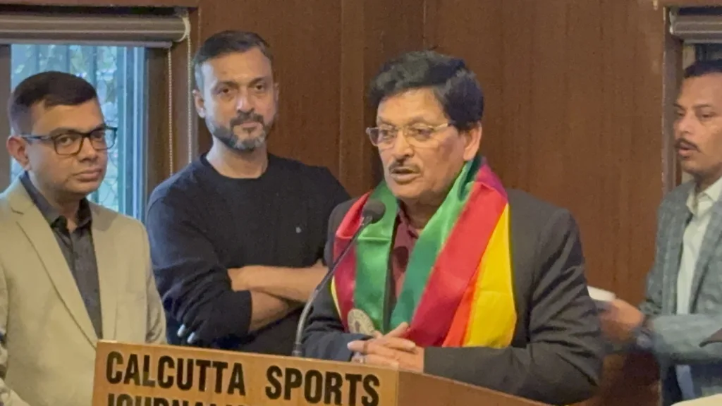 Aloke Mukherjee Autobiography: অলোক মুখোপাধ্যায়ের আত্মজীবনী ‘লাল কার্ডের বাইরে’-র উদ্বোধনে চাঁদের হাট 2 Aloke Mukherjee Autobiography