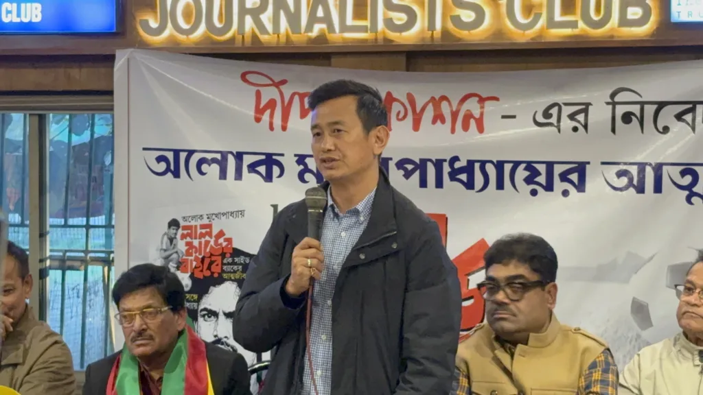 Aloke Mukherjee Autobiography: অলোক মুখোপাধ্যায়ের আত্মজীবনী ‘লাল কার্ডের বাইরে’-র উদ্বোধনে চাঁদের হাট 1 Aloke Mukherjee Autobiography