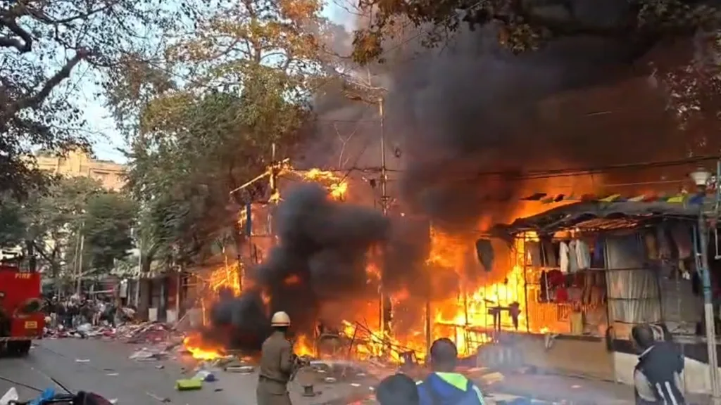 Kolkata Fire: মধ্য কলকাতার বাজারে ভয়াবহ আগুন, পুড়ে ছাই ৫৫টি দোকান 1 Kolkata fire