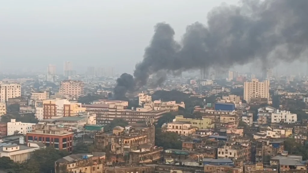 Kolkata Fire: মধ্য কলকাতার বাজারে ভয়াবহ আগুন, পুড়ে ছাই ৫৫টি দোকান 2 Kolkata fire