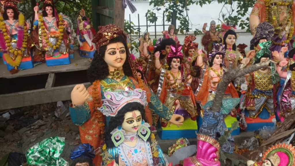 Saraswati Puja: ফেলে দেওয়া মূর্তি-কাঠামো দিয়ে প্রতিমা তৈরি, নজির তিলজলা হাইস্কুলের 2 Saraswati Puja