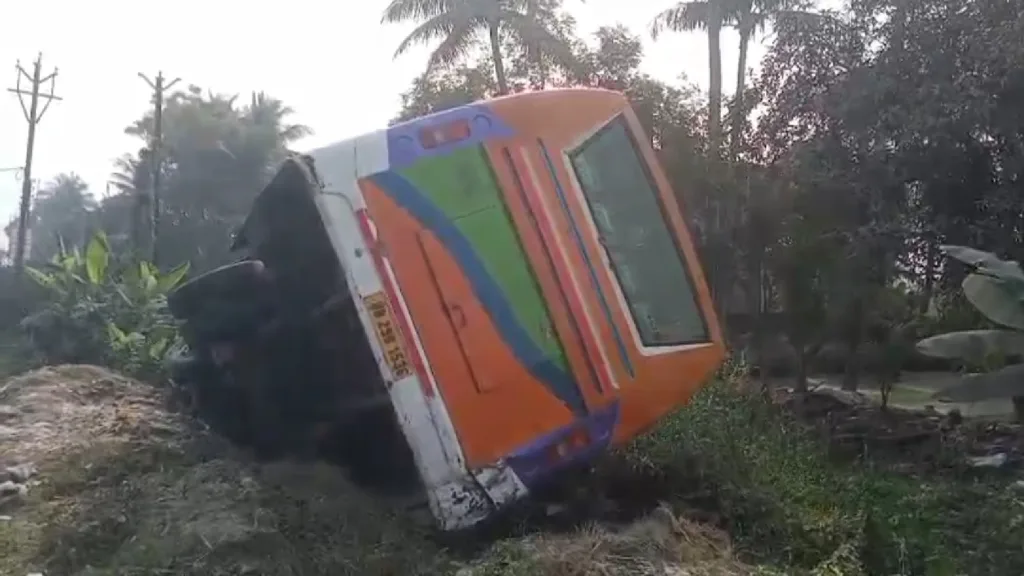 Bus Accident: নিয়ন্ত্রণ হারিয়ে নয়ানজুলিতে যাত্রীবাহী বাস, হতাহতের খবর না থাকলেও আতঙ্কিত যাত্রীরা 1 bus accident