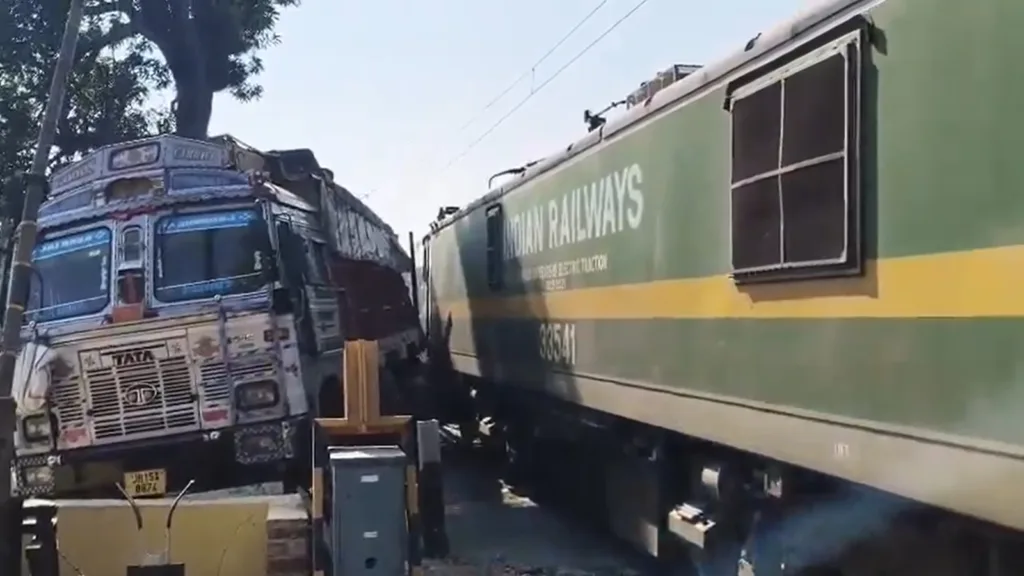 Deoghar Train Accident: ট্রেনের সঙ্গে ট্রাকের সংঘর্ষ, ভয়াবহ দুর্ঘটনা দেওঘরে 1 deoghar train accident