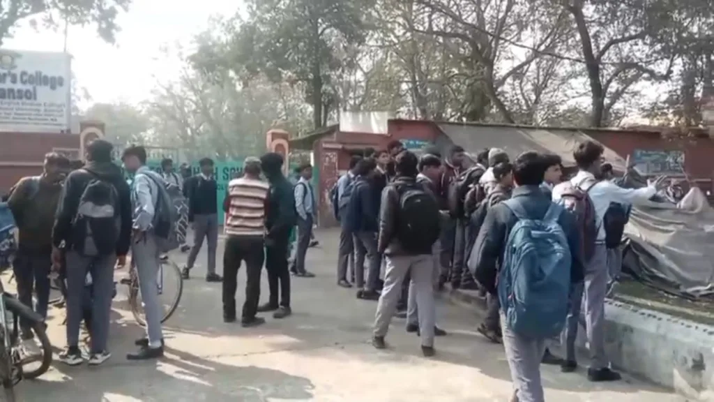 Student's Protest: 'মক টেস্ট'-এর ফি নিয়ে ক্ষোভ, পথ আবরোধ করে আসানসোলে স্কুল পড়ুয়াদের 1 protest of students