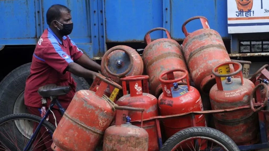 LPG Gas Price : বাজেটের দিনে খারাপ খবর, ফের বাড়ল রান্নার গ্যাসের দাম, কলকাতায় কতো? 1 LPG Gas Price