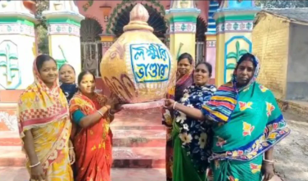 Laxmi Bhandar: 'ফের ক্ষমতায় আসুন', লক্ষ্মীর ভাণ্ডারের টাকা বাড়ায় মুখ্যমন্ত্রীর নামে পুজো 1 Laxmi Bhandar