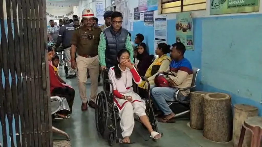 Accident: টোটো উল্টে আহত দুই মাধ্যমিক পরীক্ষার্থী, হাসপাতালে বসেই চলল পরীক্ষা 1 Accident