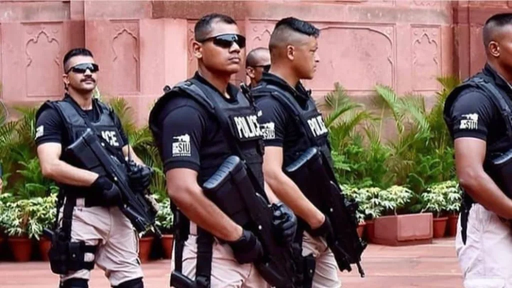 Bomb threat in Delhi: বোমা মেরে স্কুল উড়িয়ে দেওয়ার হুমকি, সাতসকালে তটস্থ রাজধানী 1 bomb-threat-in-delhi.