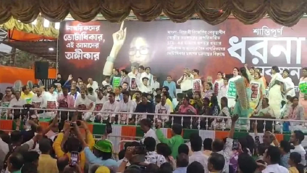 Mamata Banerjee: SIR ইস্যুতে ধর্মতলায় ধর্নায় মুখ্যমন্ত্রী, ধর্না মঞ্চ থেকেই বিজেপি ও নির্বাচন কমিশনকে তোপ 1 Dharmatala Dharna