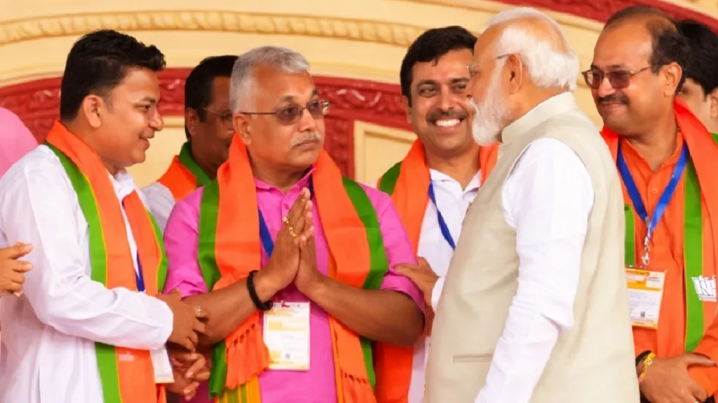 Dilip Ghosh: “বিয়ে করলেন, মিষ্টি খাওয়ালেন না!”- ব্রিগেড মঞ্চে দিলীপকে বললেন অভিমানী মোদি 1 Dilip Ghosh