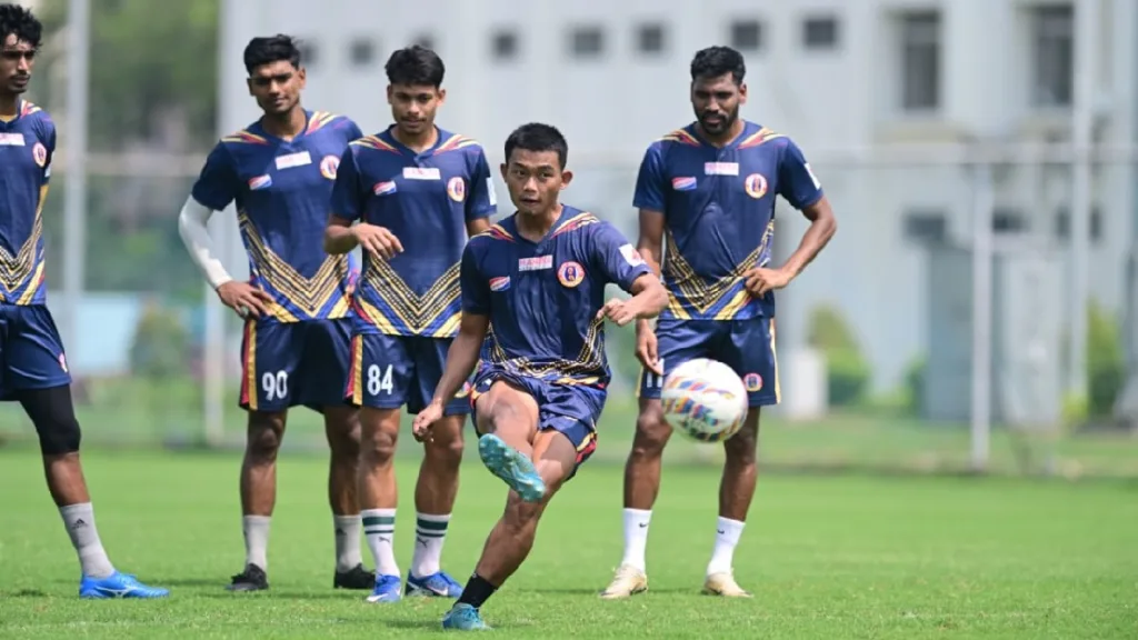 East Bengal Coach: ফের ইস্টবেঙ্গলে ফাটল? কোচের তিরে সমর্থকদের একাংশ 1 East Bengal Coach 1