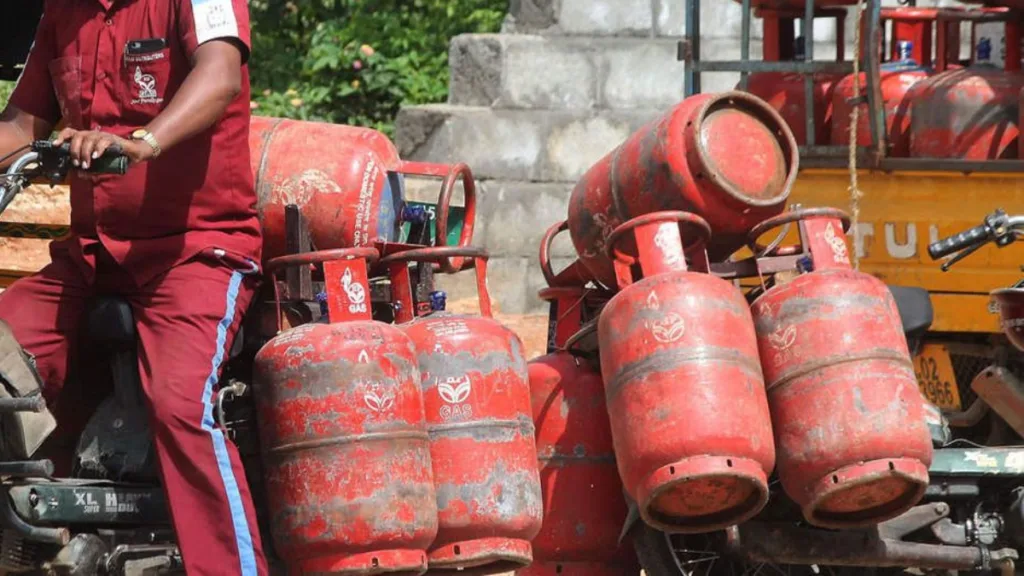 LPG Cylinder prices: যুদ্ধের আগুন মধ্যবিত্তের পকেটে, এক ধাক্কায় বাড়ল গ্যাসের দাম 1 LPG cylinder prices