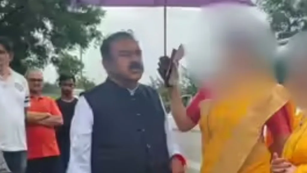 Merchant Navy officer: জ্যোতিষের আড়ালে অলৌকিক শক্তির ভয় দেখিয়ে যৌন নির্যাতন, নাসিকে গ্রেফতার প্রাক্তন নেভি কর্মকর্তা 1 Merchant Navy officer