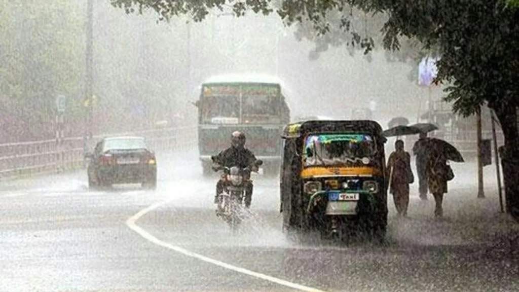 Weather Update: সাগর থেকে প্রচুর জলীয় বাষ্প ঢুকেছে,বৃষ্টির অনুকূল পরিস্থিতি, কতদিন চলবে বৃষ্টি? 1 Weather Update 5