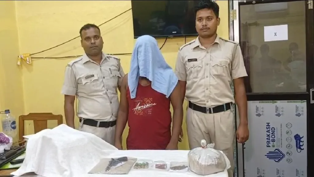 Arms and Bombs Seized: বকুলতলায় বেআইনি অস্ত্র কারবারের হদিস, উদ্ধার আগ্নেয়াস্ত্র ও ১০ রাউন্ড কার্তুজ 1 Arms and Bombs Seized