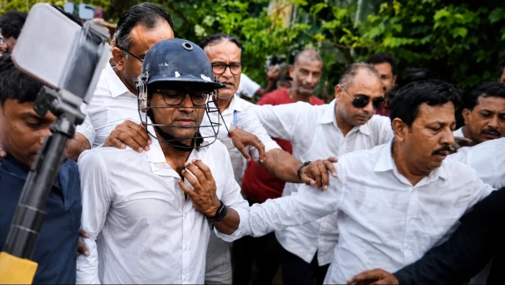 সোনারপুরে অভিষেককে ঘিরে বিক্ষোভ, ডিম-জুতো ছোড়া থেকে উঠল চোর’ স্লোগান, ধস্তাধস্তিতে ছিঁড়ল জামাও 1 Attack on Abhishek Banerjee 1