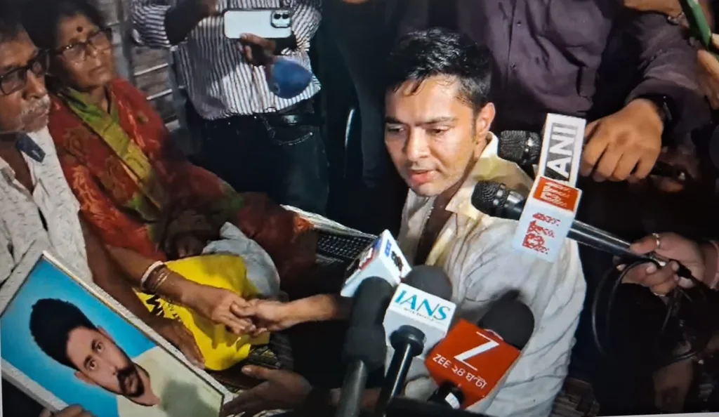 সোনারপুরে অভিষেককে ঘিরে বিক্ষোভ, ডিম-জুতো ছোড়া থেকে উঠল চোর’ স্লোগান, ধস্তাধস্তিতে ছিঁড়ল জামাও 2 Attack on Abhishek Banerjee 2
