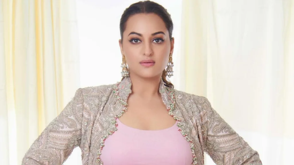 Sonakshi Sinha: “পদবি নয়, কাজই পরিচয়”, বাবার থেকে পাওয়া শিক্ষা তুলে ধরলেন সোনাক্ষী 1 Sonakshi Sinha