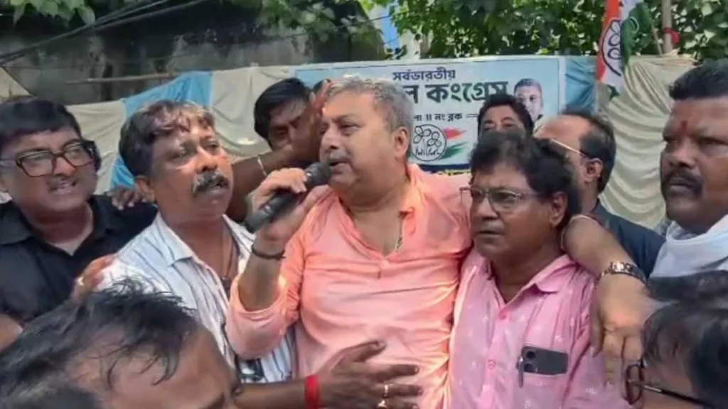 চণ্ডীতলায় তুমুল বিক্ষোভের মুখে কল্যাণ, ইটের ঘায়ে মাথা ফাটল তৃণমূল সাংসদের 2 kalyan Banerjee