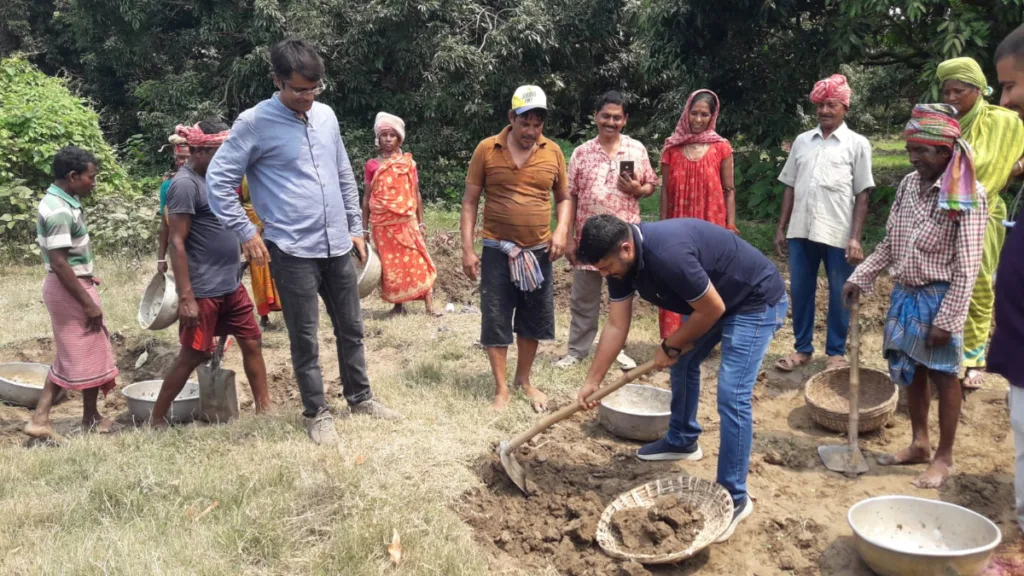 কোদাল হাতে নামলেন বিধায়কেরা, ১০০ নয়, শুরু হলো ১২৫ দিনের কাজ 2 100 days work