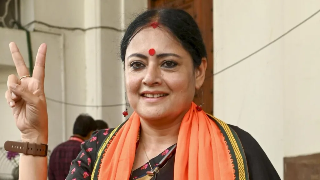 উচ্ছিষ্ট ফুল আর বর্জ্য নয়, ধূপবাতি তৈরির পরিকল্পনায় মন্ত্রী অগ্নিমিত্রা পাল 1 Agnimitra Paul 1