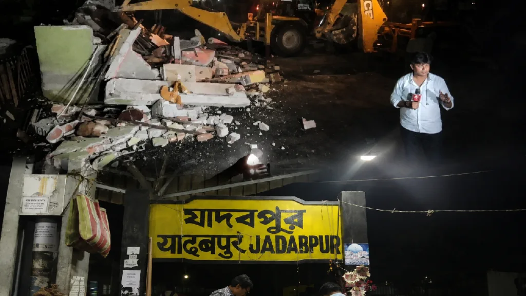 যাদবপুর স্টেশনে হকার উচ্ছেদ ঘিরে ধুন্ধুমার পরিস্থিতি, গ্রেফতার ৬ 1 Jadavpur Railway Station