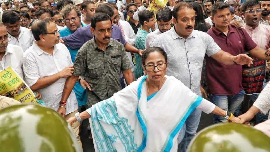 হকার উচ্ছেদের বিরুদ্ধে পথে মমতা, পুনর্বাসন ছাড়া উচ্ছেদ নয় বার্তা তৃণমূলনেত্রীর 1 Mamata Banerjee 3