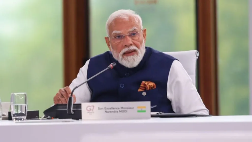 চলছে পরীক্ষা, নিজের সূচি ভেঙে বিমানবন্দরেই অপেক্ষা, মন জিতলেন প্রধানমন্ত্রী 1 Narendra Modi