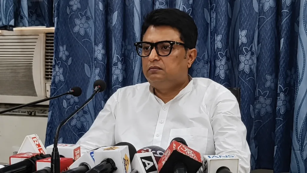 বিমানবন্দরে হাই সিকিউরিটি জোনে নমাজের দাবি কেন? সিদ্দিকুল্লাকে নিশানা বিধায়কের 1 Kolkata Airport Mosque Controversy
