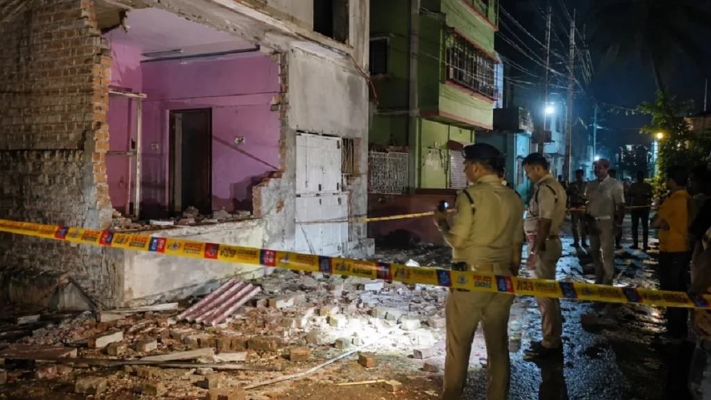 বিস্ফোরণে কাঁপল রাজারহাট, ভাড়া বাড়িতে কোথা থেকে এলো বিস্ফোরক? 1 Rajarhat Blast