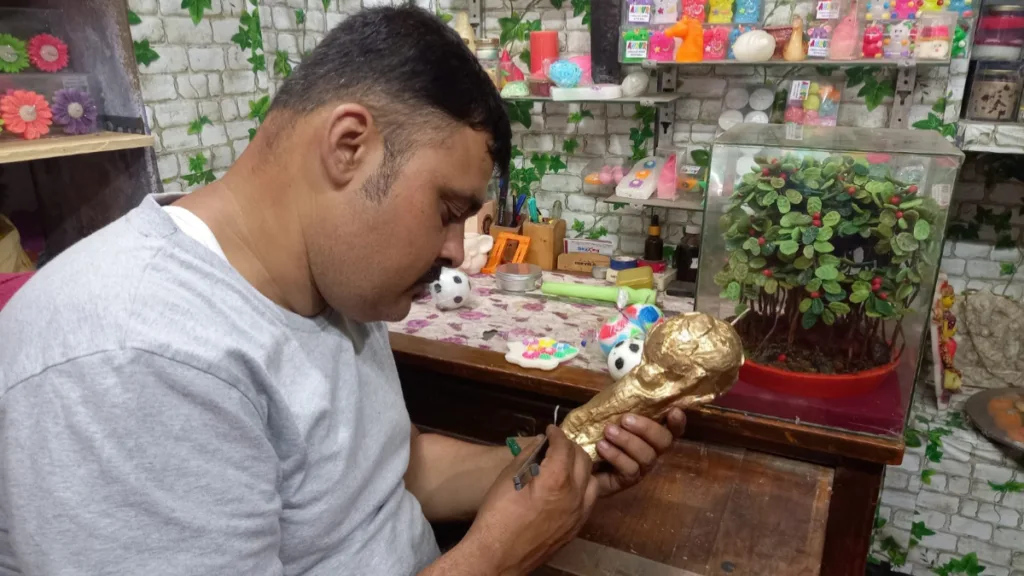 মোমের বিশ্বকাপ, আহিরীটোলায় তুহিনের স্টুডিওতে বিশ্বকাপ জ্বর 1 world cup trophy