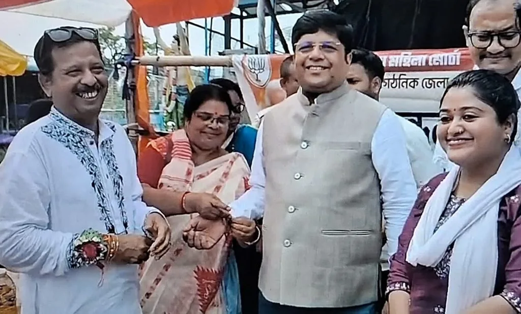 'বাঙালির সংস্কৃতি পুনরুদ্ধার করতে চাই’, রাখিবন্ধনে বড় বার্তা দিলেন সোনারপুর উত্তরের বিধায়কের 1 Debasish Dhar 4