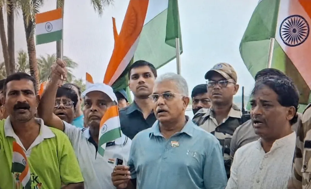 স্বাধীনতা দিবসে উৎসবের মেজাজ বাংলায়, পতাকা উত্তোলন থেকে সীমান্তে মিষ্টি বিনিময় 2 Independence Day Celebration 1