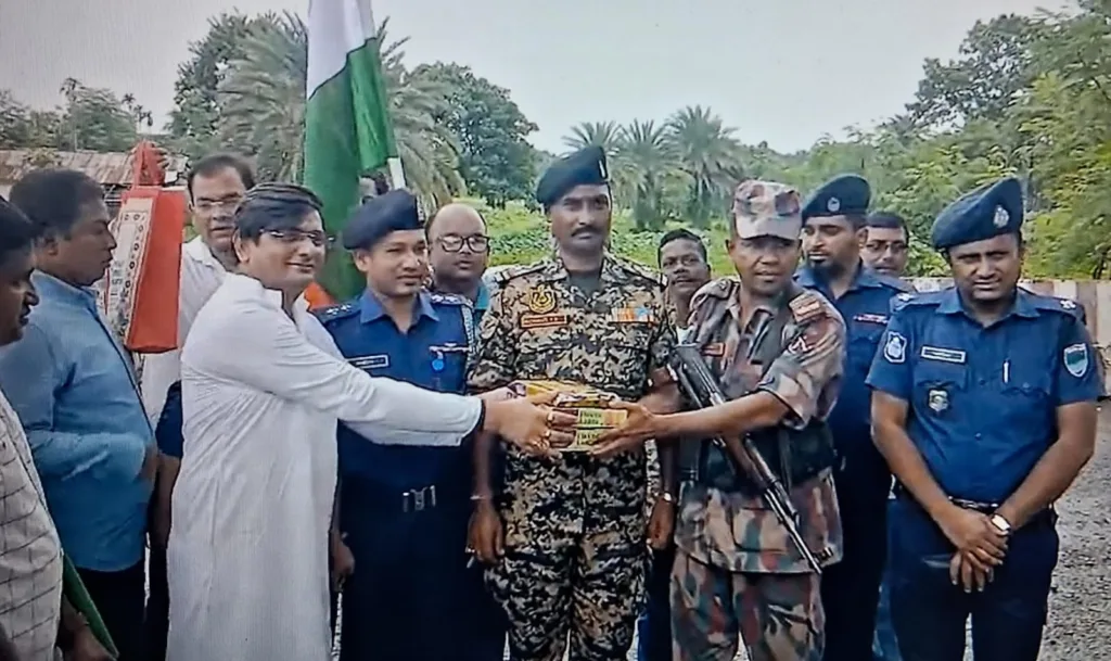 স্বাধীনতা দিবসে উৎসবের মেজাজ বাংলায়, পতাকা উত্তোলন থেকে সীমান্তে মিষ্টি বিনিময় 5 Independence Day Celebration 3