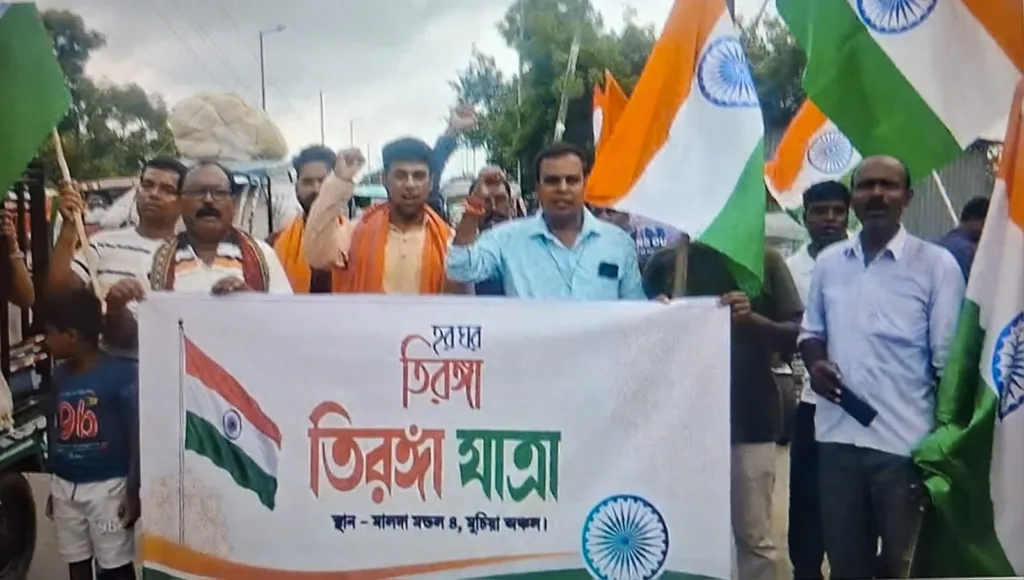 স্বাধীনতা দিবসে উৎসবের মেজাজ বাংলায়, পতাকা উত্তোলন থেকে সীমান্তে মিষ্টি বিনিময় 4 Independence Day Celebration 4