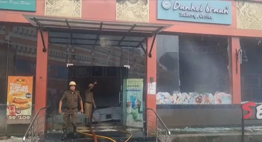 শিয়ালদহে ফুড প্লাজায় আগুন, কালো ধোঁয়ায় ঢাকল স্টেশন চত্বর; প্রশ্নের মুখে অগ্নিনির্বাপণ ব্যবস্থা 1 Sealdah Fire 1