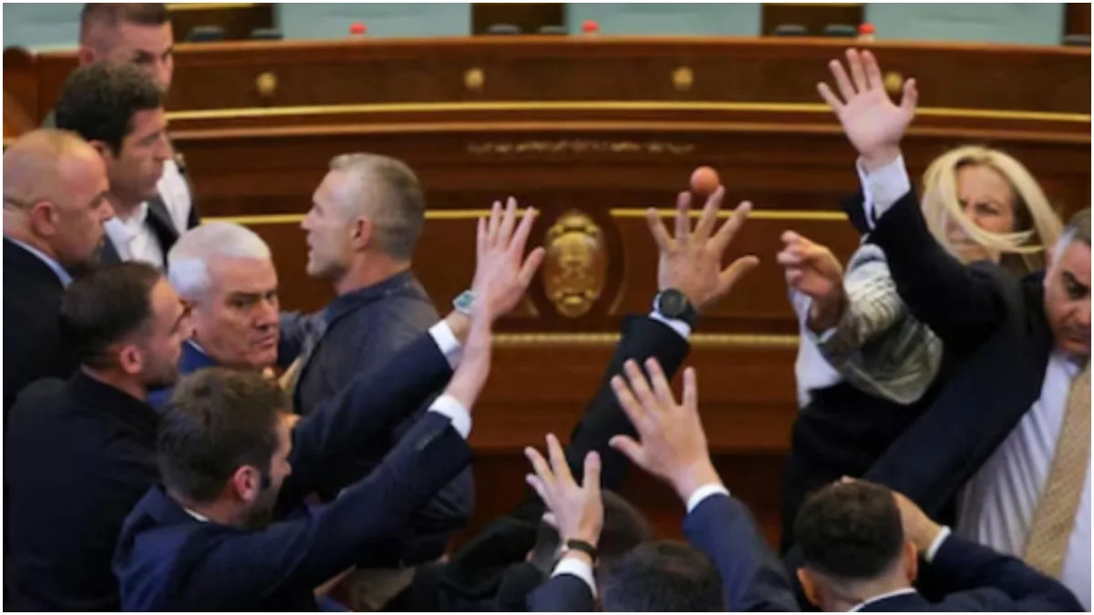 Kosovo-parliament: বাংলার 'ডিম থেরাপি' এবার বিদেশের মাটিতে! সে দেশের  প্রধানমন্ত্রীকে লক্ষ্য করে ডিম, বন্ধ অধিবেশন