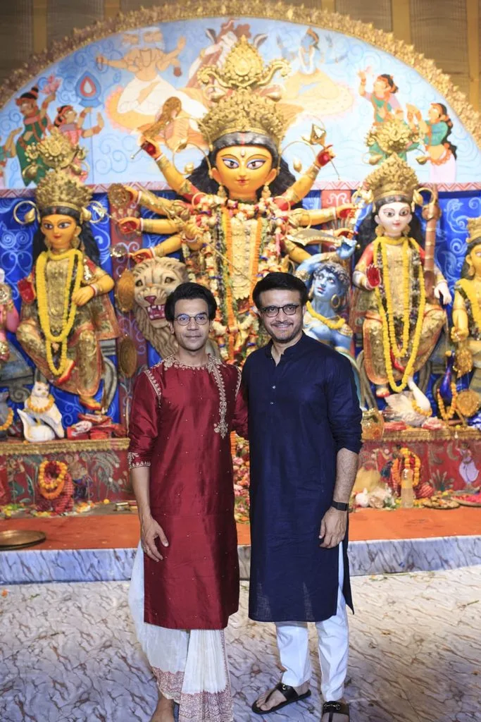 অষ্টমীতে পাড়ার পুজোয় সপরিবারে সৌরভ, দেখা করলেন রাজকুমার রাও 1 1001246706 1