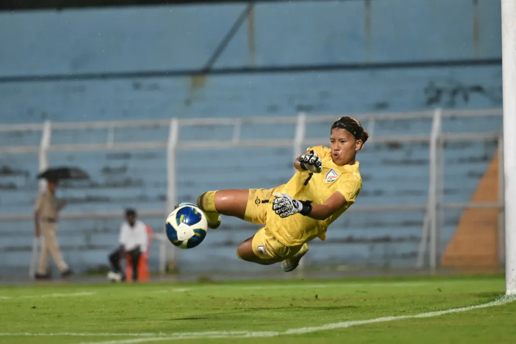 বৃষ্টিভেজা কিশোর ভারতীতে রাশিয়ার ঝড়, ৪-০ গোলে বিধ্বস্ত ভারত 1 India vs Russia 1 edited