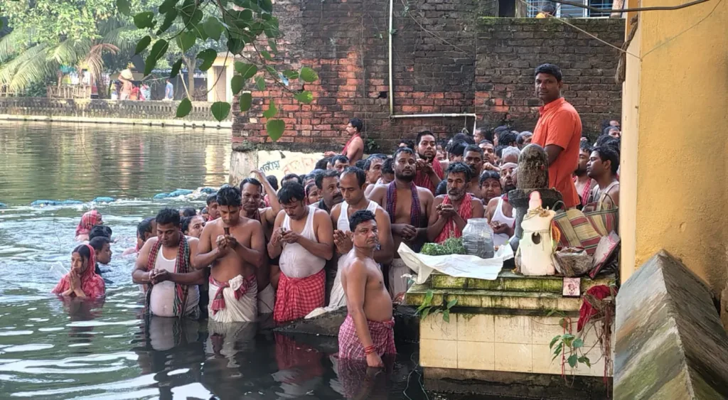 মহালয়ায় তর্পণে বিভিন্ন ঘাটে জনজোয়ার, রাজপুর থেকে হাওড়া—নিরাপত্তায় কড়া নজরদারি 1 Tarpan 1 edited