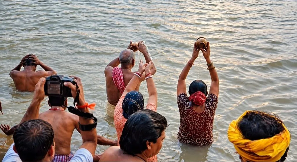 মহালয়ায় তর্পণে বিভিন্ন ঘাটে জনজোয়ার, রাজপুর থেকে হাওড়া—নিরাপত্তায় কড়া নজরদারি 3 Tarpan 3