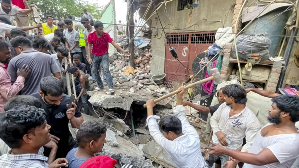 delhi seemapuri building collapse